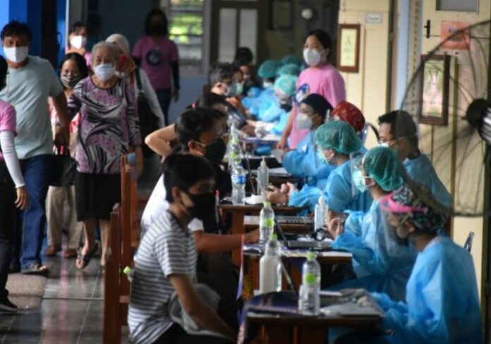 Vaksinasi di SMA Stella Duce 1 Yogyakarta (hidupkatolik.com)