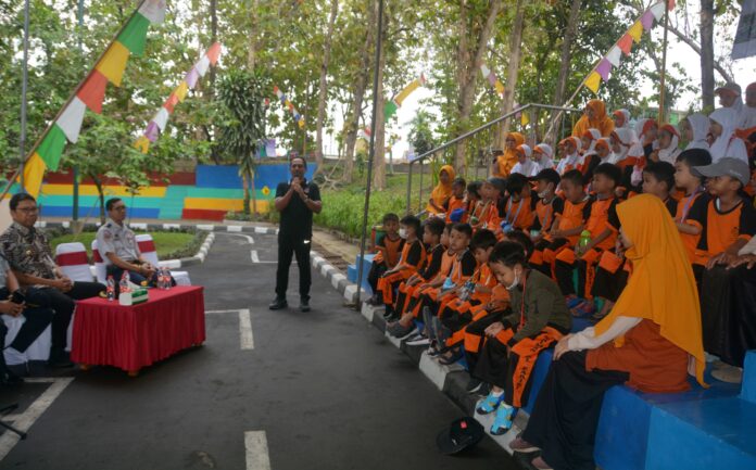Edukasi Lalu Lintas oleh Kepala Dinas Perhubungan Kota Yogyakarta kepada Anak-anak TK (Foto : Pemkot Jogja)