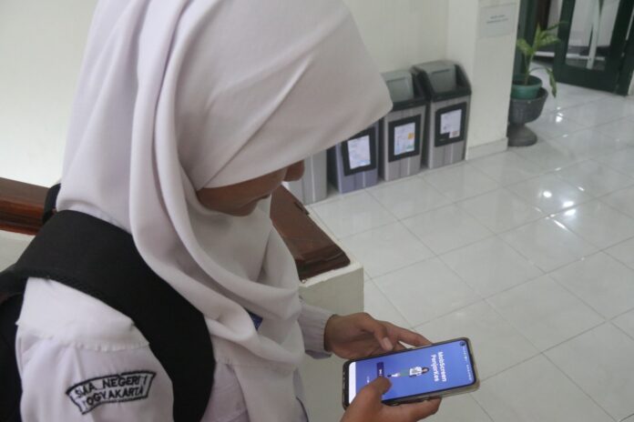 Siswa SMA N 1 Yogyakarta Melakukan Skrining melalui Mobscreen Penjarkes (Foto : Pemkot Jogja)