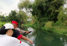 Eco Enzym Nusantara Rayakan Ulang Tahun dengan Penuangan Eco Enzyme ke Sungai Penuangan Eco Enzyme ke Sungai ( Foto : Pemkab Bantul )