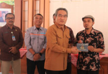 Penyerahan Simbolis Ambulans untuk Kabupaten Lumajang ( Foto : Pemkab Bantul )