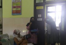 Petugas Puskesmas Kotagede II Mengarahkan Ibu Hamil untuk Pengecekan Kesehatan ( Foto : Pemkot Jogja)