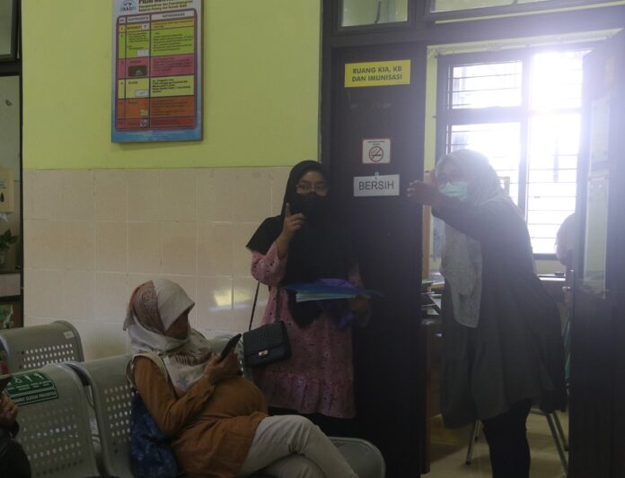Petugas Puskesmas Kotagede II Mengarahkan Ibu Hamil untuk Pengecekan Kesehatan ( Foto : Pemkot Jogja)