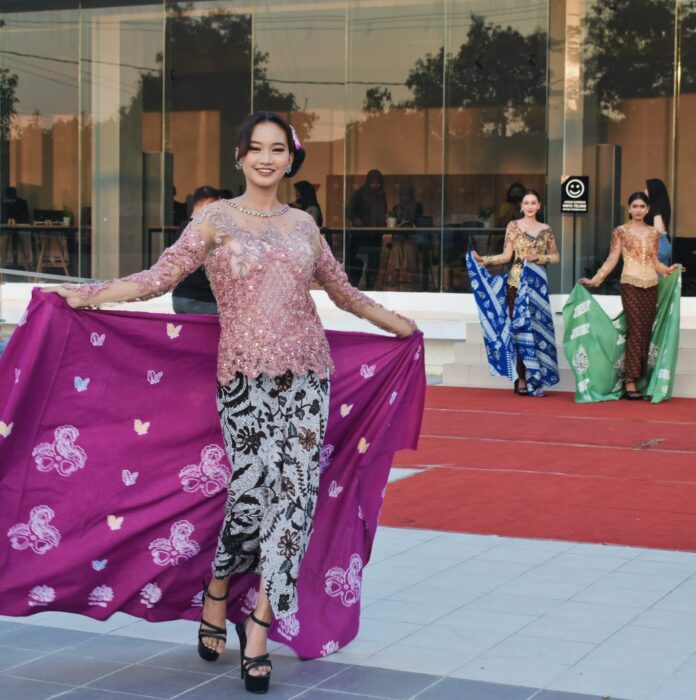 Fashion Show Batik di Kendal (Foto : Jatengprov)