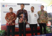 Sekretaris Daerah Provinsi DKI Jakarta Joko Agus Setyono usai menyerahkan sertifikat ISO 37001:2016 kepada jajaran Perumda Dharma Jaya di Candi Bentar, Taman Impian Jaya Ancol, Jakarta Utara, pada Selasa (3/10/2023)
