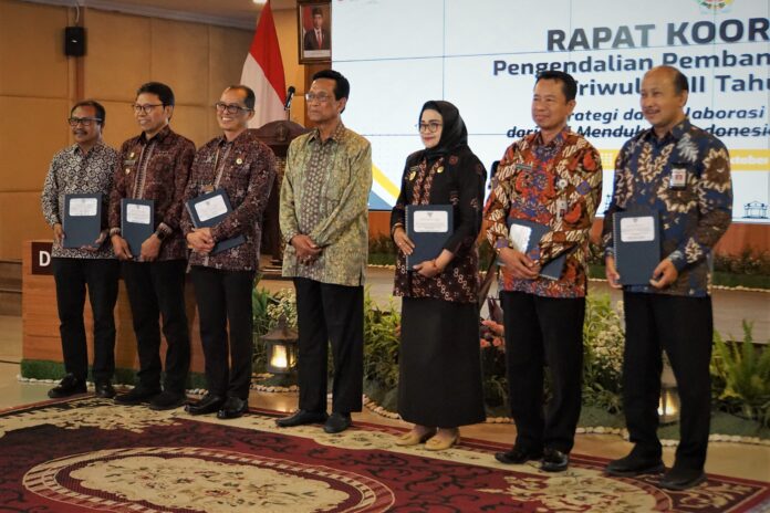Dokumentasi Penerimaan Rapor Kinerja Triwulan III Tahun Anggaran 2023 dari Gubernur DIY (Foto : Pemkot Jogja)