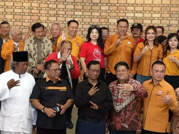 Cawapres Mahfud MD dan Ketum Hanura Oesman Sapta Odang hadiri deklarasi Hakka Kalbar untuk Pasangan Ganjar-Mahfud di Pontianak