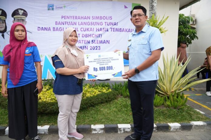 Penyerahan Bantuan Langsung Tunai (BLT) Dana Bagi Hasil Cukai Hasil Tembakau (DBHCHT) (Foto : Pemkab Sleman)