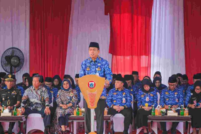 Sekretaris Daerah (Sekda) DKI Jakarta Joko Agus Setyono memimpin upacara Peringatan Hari Pahlawan ke-78 di lingkungan Pemerintah Provinsi (Pemprov) DKI yang digelar di Silang Monumen Nasional (Monas) Selatan, Jakarta Pusat, pada Jumat (10/11/2023)