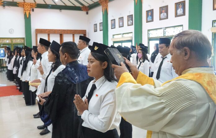 Pengambilan sumpah atau janji jabatan fungsional Pemkot Yogyakarta didampingi para pemuka agama (Foto : Pemkot Jogja)