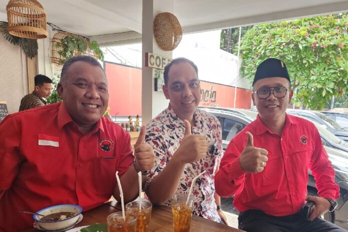 Rony Wijaya Indra Gunawan (tengah) bersama dengan Sekretaris DPC PDIP Bantul Hanung Raharjo dan Ketua Bapilu DPC PDIP Bantul Rajut S