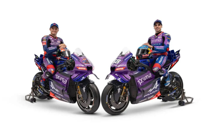 Miguel Oliveira dan Jack Miller berpose dengan motor baru Prima Pramac Yamaha untuk MotoGP 2025. (Foto: Media Officer MotoGP)
