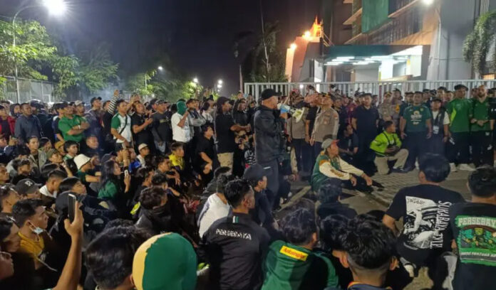 Pelatih kepala Persebaya, Paul Munster, bersama para pemain menemui Bonek setelah laga melawan Persita. Suporter menuntut evaluasi tim akibat hasil buruk dalam lima pertandingan terakhir. (Foto: Tangkapan layar Instagram Persebaya/@officialpersebaya)