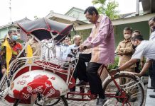 Pada tahun 2023 lalu, Gubernur DIY Sri Sultan Hamengku Buwono X mencoba becak kayuh berteknologi baru yang dirancang sebagai purwarupa becak tradisional versi terbaru. Saat ini, Kemenkum DIY diminta untuk turut serta dalam penyusunan Rancangan Peraturan Daerah (Raperda) DIY mengenai Penyelenggaraan Riset, Invensi, dan Inovasi Daerah. (Foto: Pemda DIY)
