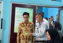 Wapres Gibran Dorong Optimalisasi Program Cek Kesehatan Gratis Lewat Kolaborasi Daerah Wapres Gibran Rakabuming Raka (kiri) saat mengecek program CKG di Puskesmas Cibinong, Kabupaten Bogor, Jawa Barat, Selasa (18/3/2025) (Foto: Setwapres RI)