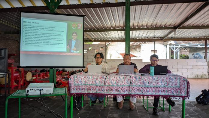 Anggota DPRD DIY, Dr. R. Stevanus Christian Handoko., S.Kom., MM (kiri), Dr. Silverius Djuni Prihatin, M.Si (tengah), Bara Wahyu Riyadi S.E., MM (kanan) - Foto: Dok. BeritaYogya Anggota DPRD DIY, Dr. R. Stevanus Christian Handoko., S.Kom., MM (kiri), Dr. Silverius Djuni Prihatin, M.Si (tengah), Bara Wahyu Riyadi S.E., MM (kanan) - Foto: Dok. BeritaYogya
