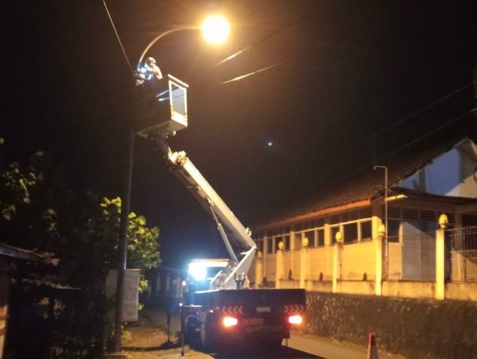 Perbaikan Penerangan Jalan di Kawasan Paliyan (Foto: Dishub Gunungkidul)