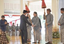 Gubernur DIY, Sri Sultan Hamengku Buwono X mengukuhkan Pengurus Paguyuban Lurah dan Pamong Kalurahan DIY ‘Nayantaka’ Masa Bakti Tahun 2025-2028 di Bangsal Kepatihan, Yogyakarta pada Senin (24/03/2025) (Foto: Humas DIY)