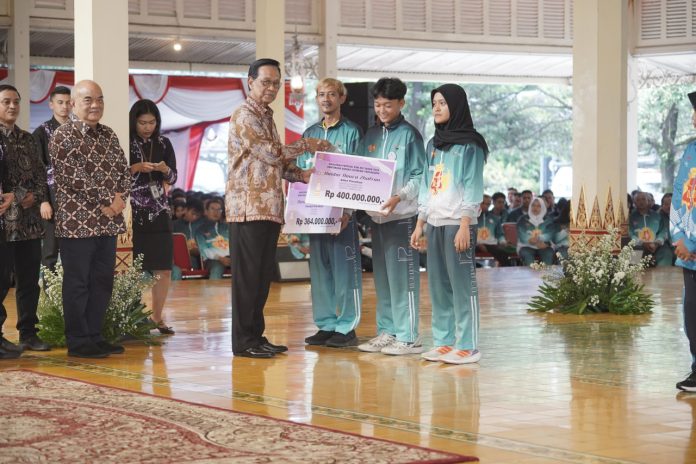 Gubernur DIY, Sri Sultan Hamengku Buwono X menyerahkan secara simbolis penghargaan bagi para atlet dan pelatih berprestasi dengan total dana Rp33,5miliar pada Selasa (25/3/2025) di Bangsal Kepatihan, Kompleks Pemda DIY. (Foto: Humas Pemda DIY) Gubernur DIY, Sri Sultan Hamengku Buwono X menyerahkan secara simbolis penghargaan bagi para atlet dan pelatih berprestasi dengan total dana Rp33,5miliar pada Selasa (25/3/2025) di Bangsal Kepatihan, Kompleks Pemda DIY. (Foto: Humas Pemda DIY)