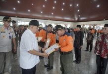 Wagub DIY KGPAA Paku Alam X menyampaikan penghargaan kepada para anggota Satlinmas yang telah mengabdikan diri selama 30 tahun. (Foto: Humas Pemda DIY)