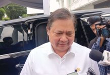 Menko bidang Perekonomian, Airlangga Hartarto saat ditemui wartawan di Istana Merdeka, Jakarta, Rabu (26/3/2025)