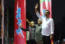 Wakil Gubernur DIY, KGPAA Paku Alam X, bersama Wakil Wali Kota Yogyakarta, Wawan Harmawan, melepas keberangkatan mudik bersama para pedagang Warung Makan Indomie (Warmindo) di area parkir Stadion Mandala Krida Yogyakarta pada Rabu malam (26/3/2025). (Foto: Pemkot Yogyakarta)