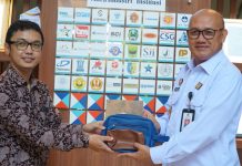 Kepala Kanwil Kemenkumham DIY, Agung Rektono Seto (kanan), menerima cendera mata dari perwakilan Politeknik ATK Yogyakarta, Yuli Suwarno, pada Rabu siang (26/3/2025) di kampus tersebut. (Foto: Kemenkumham DIY)