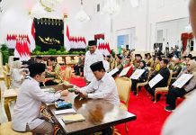 Presiden Prabowo Subianto menyerahkan zakat di Istana Negara pada Kamis (27/3/2025). (Foto: Biro Pers Setpres)