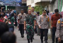 Kapolda DIY Brigjen Pol Anggoro Sukartono, S.I.K., turun langsung dalam pengamanan kunjungan kerja Wakil Presiden (Wapres) RI Gibran Rakabuming Raka di Pasar Terban, Yogyakarta, pada Jumat (28/3/2025) (Foto: Polda DIY)