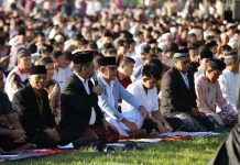 Wakil Bupati Sleman, Danang Maharsa, mengikuti shalat ied (Foto: Ist)