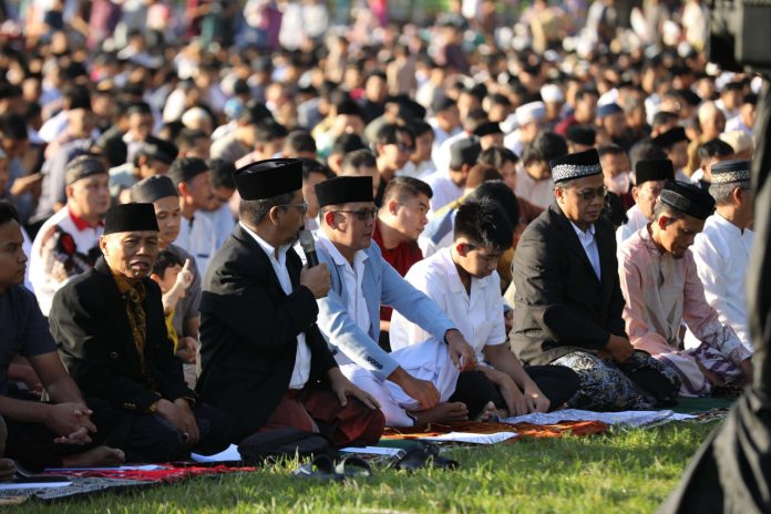 Wakil Bupati Sleman, Danang Maharsa, mengikuti shalat ied (Foto: Ist)