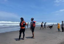Proses pencarian P, warga Banjarnegara yang terseret ombak di Pantai Parangtritis, Minggu (13/4/2025). (Foto: Basarnas Yogyakarta)