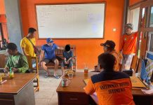 Petugas SAR memberikan edukasi kepada korban tenggelam di Pantai Parangtritis, Minggu (13/4/2025). (Foto: Humas Polres Bantul)