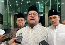 Wakil Gubernur Jakarta, Rano Karno, memberikan keterangan kepada awak media usai menunaikan salat Idulfitri di Masjid Fatahillah, Balai Kota DKI Jakarta, pada Senin (31/3/2025). (Foto: Ist)