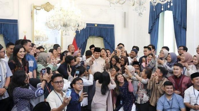 Presiden Prabowo Subianto yang tengah bertemu awak media di Istana Merdeka tak luput dari ajakan untuk ber-'velocity' bersama (Foto: Ist) Presiden Prabowo Subianto yang tengah bertemu awak media di Istana Merdeka tak luput dari ajakan untuk ber-'velocity' bersama (Foto: Ist)