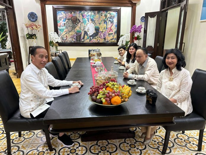 Menteri Koperasi Budi Arie Setiadi mengunjungi Presiden ke-7 Joko Widodo (Jokowi) di kediamannya di Solo, Jawa Tengah, pada Lebaran kedua, Selasa (1/4/2025). (Foto: Kemenkop) Menteri Koperasi Budi Arie Setiadi mengunjungi Presiden ke-7 Joko Widodo (Jokowi) di kediamannya di Solo, Jawa Tengah, pada Lebaran kedua, Selasa (1/4/2025). (Foto: Kemenkop)