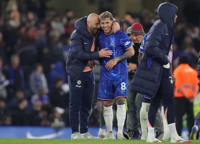Pelatih Chelsea, Enzo Maresca, merayakan kemenangan bersama Enzo Fernandez usai timnya menaklukkan Tottenham Hotspur dengan skor 1-0 di Stamford Bridge, Jumat (4/4/2025). (Foto: Media Officer Chelsea) Pelatih Chelsea, Enzo Maresca, merayakan kemenangan bersama Enzo Fernandez usai timnya menaklukkan Tottenham Hotspur dengan skor 1-0 di Stamford Bridge, Jumat (4/4/2025). (Foto: Media Officer Chelsea)