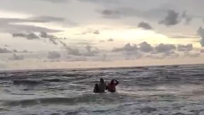 Proses Penyelamatan Wisatawan (Foto: Polres Bantul)