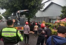 Proses evakuasi korban kecelakaan beruntun di Banguntapan, Bantul. (Foto: Humas Polres Bantul)