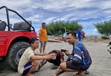 Salah satu korban saat diberi pertolongan oleh petugas SAR di Pantai Parangtritis, Jumat (4/4/2025). (Foto: Humas Polres Bantul)