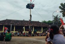 Kemeriahan Idul Fitri diwarnai dengan lomba panjat pinang yang berlangsung meriah di Padukuhan Kembang Gede, Kalurahan Guwosari, Kapanewon Pajangan, Bantul, pada Kamis (3/4/2025). (Foto: RRI)