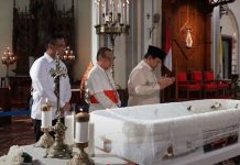 Presiden Prabowo Subianto menyampaikan doa dan penghormatan terakhir untuk Uskup Emeritus Keuskupan Agung Kupang, Nusa Tenggara Timur, Mgr Petrus Turang Pr, di Gereja Katedral pada Jumat (4/4/2025). Mgr Petrus wafat di sebuah rumah sakit di Jakarta. (Foto: Sekretariat Presiden)