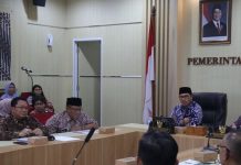 Wali Kota Yogyakarta, Hasto Wardoyo, bersama Wakil Wali Kota Wawan Harmawan memimpin Rapat Koordinasi Terbatas (Rakortas) Penanganan Sampah Kota Yogyakarta, Selasa (8/4/2025). Rakortas digelar di Ruang Yudistira, Balai Kota Yogyakarta, dan diikuti oleh seluruh Organisasi Perangkat Daerah (OPD) terkait serta seluruh kelurahan secara daring. (Foto: Pemkot Yogyakarta)