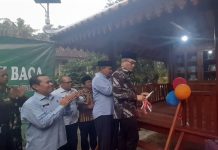 Bupati Bantul, Abdul Halim Muslih didampingi Anggota DPRD Bantul, Yasmuri dan OPD terkait saat meresmikan gazebo pojok baca di Dusun Kebosungu II, Kalurahan Dlingo, Selasa (15/4 - 2025)