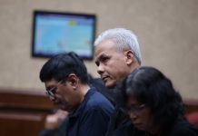 Ganjar Pranowo Dukung Hasto Kristiyanto dalam Sidang Kasus Dugaan Suap Ketua DPP Partai Demokrasi Indonesia Perjuangan (PDIP) dan mantan Gubernur Jawa Tengah, Ganjar Pranowo, hadir di Pengadilan Tipikor Jakarta Pusat pada Kamis (17/4/2025).