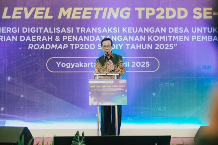 Sri Sultan Hamengku Buwono X, Gubernur Daerah Istimewa Yogyakarta, menyampaikan arahan strategis dalam High Level Meeting (HLM) Tim Percepatan dan Perluasan Digitalisasi Daerah (TP2DD) se-DIY tahun 2025 yang digelar di Karaton Ballroom, Hotel Royal Ambarrukmo Yogyakarta, pada Rabu (16/04/2025). (Foto: Humas Pemda DIY) Sri Sultan Hamengku Buwono X, Gubernur Daerah Istimewa Yogyakarta, menyampaikan arahan strategis dalam High Level Meeting (HLM) Tim Percepatan dan Perluasan Digitalisasi Daerah (TP2DD) se-DIY tahun 2025 yang digelar di Karaton Ballroom, Hotel Royal Ambarrukmo Yogyakarta, pada Rabu (16/04/2025). (Foto: Humas Pemda DIY)