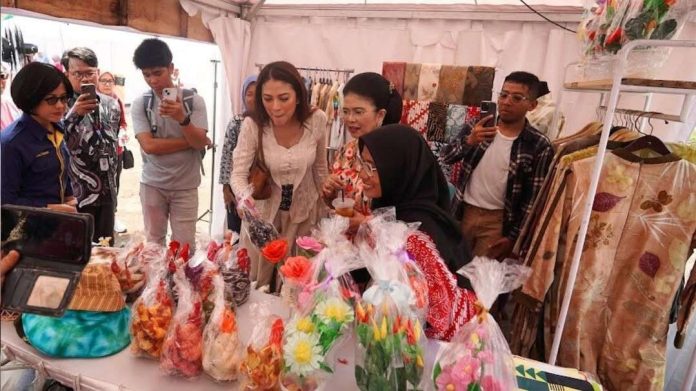Untuk memperingati Hari Kartini, kegiatan Mbok Mlayu 2025 resmi diselenggarakan pada Jumat pagi (18/4/2025) di Alun-alun Sewandanan, Pakualaman, Yogyakarta. Acara ini menjadi sarana pemberdayaan perempuan, sekaligus mendorong peningkatan pendapatan keluarga serta menjaga kesehatan fisik, mental, dan psikis kaum perempuan. (Foto: TP PKK DIY) Untuk memperingati Hari Kartini, kegiatan Mbok Mlayu 2025 resmi diselenggarakan pada Jumat pagi (18/4/2025) di Alun-alun Sewandanan, Pakualaman, Yogyakarta. Acara ini menjadi sarana pemberdayaan perempuan, sekaligus mendorong peningkatan pendapatan keluarga serta menjaga kesehatan fisik, mental, dan psikis kaum perempuan. (Foto: TP PKK DIY)
