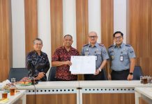 Bupati Sleman, Harda Kiswaya (dua dari kiri), bersama Kepala Kantor Wilayah Kementerian Hukum dan HAM DIY, Agung Rektono (dua dari kanan), menjalin kolaborasi dalam upaya menciptakan tertib administrasi di wilayah perbatasan antar-kalurahan. (Foto: Humas Sleman)