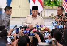 Presiden Prabowo Subianto (tengah) didampingi Menteri Sekretaris Negara Prasetyo Hadi (kanan) dan Seskab Teddy Indra Wijaya (kiri) di Istana Merdeka, Selasa (22/4/2025) (Foto: Biro Pers Setpres)