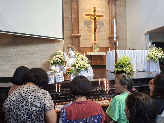 Suasana haru menyelimuti perpisahan dengan Paus Fransiskus. Umat Katolik Kotabaru menggelar doa Rosario bersama sebagai bentuk penghormatan terakhir di Gereja Antonius Padua, Kotabaru, Yogyakarta, pada Senin (21/4/2025). (Foto: RRI) Suasana haru menyelimuti perpisahan dengan Paus Fransiskus. Umat Katolik Kotabaru menggelar doa Rosario bersama sebagai bentuk penghormatan terakhir di Gereja Antonius Padua, Kotabaru, Yogyakarta, pada Senin (21/4/2025). (Foto: RRI)